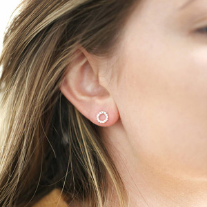 Orecchini a Perno Rotondi Semplici e Cavi per Donne, Accessori Moda per Uso Quotidiano, Outfit Casual e Regalo - Product Image 3