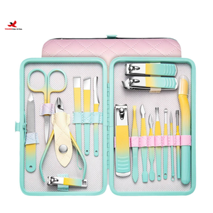 Juego de Manicura y Pedicura 3 en 1 de Acero Inoxidable de Lujo con Degradado de Color, 18 Piezas, Descuento por Compra Mixta HQ - Product Image 1