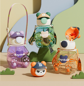 Botella de Agua de Lujo con Forma de Animal Adorable 2026, Venta al por Mayor, Vaso Infantil con Logotipo Personalizado, Tapa con Gorra de Béisbol y Correa para el Hombro - Product Image 1