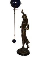 Statue antique en bronze mystérieuse représentant une belle horloge à balancier à boule bleue cobalt de 9 pouces avec un mouvement Ansonia à 8 jours et un mécanisme en laiton