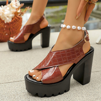 Sandales à plateforme pour femmes, couleur bordeaux, effet croco, à brides croisées, talon bloc épais, avec boucle à la cheville, style rétro Y2K