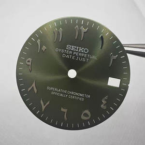 Accessoires de luxe : Montre à cadran argenté de 28,5 mm avec motif soleil et chiffres arabes, mouvement NH35, non lumineuse, en métal - Product Image 2