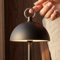 Lampe de table LED sans fil à piles, design dôme champignon en métal personnalisé, avec anneau supérieur et poignée, pour la décoration de restaurants et hôtels