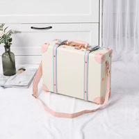 Vente en gros d'usine Vintage et mignon bagage à main pendant la nuit Mini valise de coffre en cuir à roulettes avec bandoulière