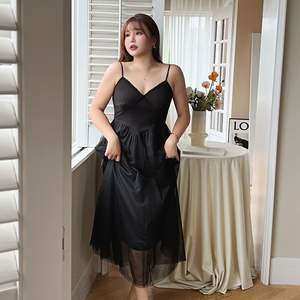 Vestido de noche Runqi N8643 negro con malla y patchwork, escote cruzado, cintura imperio y corte en A para mujer. - Product Image 5