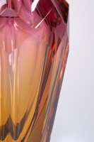 Vase en verre géométrique angulaire avec intérieur cannelé vertical, objet d'art en cristal lourd rose pour l'affichage moderne en bureau ou en salle d'exposition