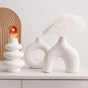 Vase sculptural de mode de niche, design circulaire creux et à étages superposés, texture artisanale, parfait pour les arrangements - Product Image 4