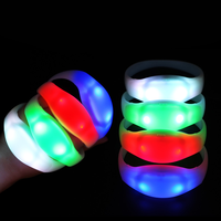 Bracelet LED Lumineux Étanche Clignotant, Activé par la Voix et Contrôlé par Vibration, Taille Adolescente, en Silicone, Couleurs Assorties