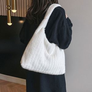 Sac fourre-tout léger et tendance en peluche matelassée douce avec logo personnalisé pour femmes et filles - Product Image 4