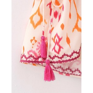 เสื้อยืดคอวีปักลูกปัดพิมพ์ลายแฟชั่นสำหรับผู้หญิง - Product Image 4