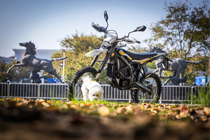 Oferta Especial: Potente Motocicleta de Carreras con Batería de Litio de 12500W, 74V 55Ah, Ultra Bee Black Carbon Free Shi - Product Image 2