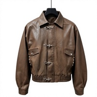 Blouson Bomber en Cuir Vintage pour Homme avec Broderies, Poches Cargo, Décoration à Crochets sur le Devant, Ourlet Élastique, Coupe Ample et Courte, Commande en Gros Personnalisée