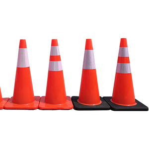 Cône de signalisation routière en PVC de 700 mm, corps rouge, base noire, hautement réfléchissant, cône d'avertissement de danger routier - Product Image 2