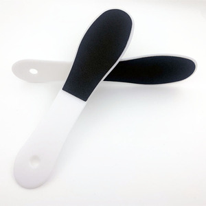 Günstige weiße doppelseitige Einweg-Fußfeile aus Kunststoff zur Entfernung abgestorbener Haut mit langem Kunststoffgriff - Product Image 1