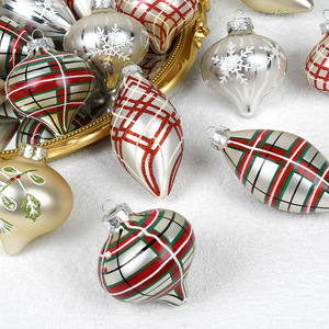 Ornements de Noël en verre en boîte, 4 pendentifs en forme d'oignon à double pointe, boules en verre peintes avec motifs à paillettes pour la maison ou les mariages - Product Image 2