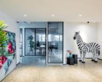 Cloison de séparation en verre modulaire pliable moderne avec cadre en aluminium pour bureau, hôpital, école, entrepôt - Conception insonorisée pour l'intérieur