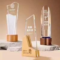 Offre Spéciale nouveaux designs de forme ronde trophée de cristal de verre personnalisé avec base en bois pour les sports et la réunion annuelle