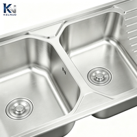 Évier de cuisine moderne en acier inoxydable finition satinée, résistant à l'usure, style ferme, personnalisable