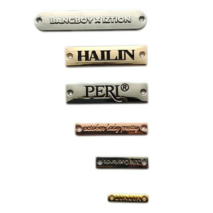 Etiquette carré<span class=keywords><strong>e</strong></span> avec logo personnalisé, lettres gravées, couture à la main, marque, vêtement, étiquette en métal pour sac à main - Product Image 1