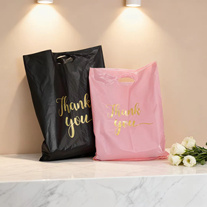 Sac de shopping en PVC de haute qualité avec logo imprimé personnalisé, soufflet latéral, poignée découpée, emballage jetable pour cadeaux et artisanat - Product Image 1