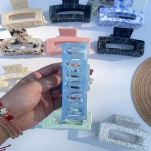 مشابك شعر كبيرة الحجم بتصميم عصري وألوان صلبة من الأسيتات مع شعار، إكسسوار أنيق للاستخدام اليومي - Product Image 5