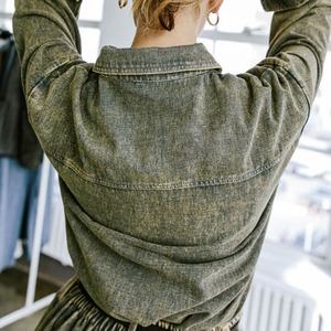 เสื้อแจ็คเก็ตยีนส์ผ้าฝ้ายลำลองสำหรับผู้หญิง พิมพ์โลโก้ได้ตามต้องการ ทรงหลวม สีเขียวฟอก พร้อมกระดุม ปิดแบบเสื้อเชิ้ต สีพื้น ระบายอากาศได้ดี - Product Image 2