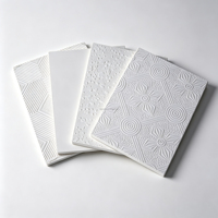 Plafond suspendu moderne ignifuge en gypse avec revêtement PVC, grille anti-humidité pour bureaux, hôpitaux, appartements et projets de faux-plafonds