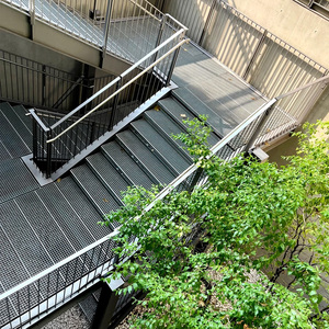 Marche d'escalier et monte-escalier en grille d'acier pressé haute résistance, et grille de plancher en acier - Product Image 3