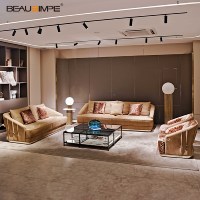 Canapé modulaire de luxe à imprimé léopard, cuir givré et accents dorés, parfait pour un salon d'hôtel chic et une résidence élégante