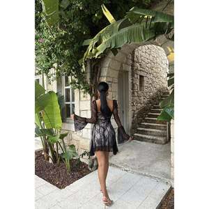 Robe de cocktail mini en dentelle noire Tatia - Product Image 2