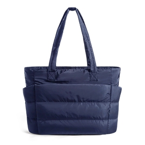 Sac fourre-tout matelassé tendance en nylon imperméable grande capacité pour femme, avec logo personnalisé et imprimé de créateur, idéal pour les voyages - Product Image 1