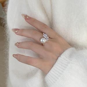 Bague de luxe en argent pur S925, exquise, avec incrustation de plumes d'oiseau de prairie blanches australiennes Aurora, de diamants et de perles, forme de chiffre en carbone élevé - Product Image 4