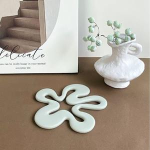 नया आगमन बीपा मुक्त सिलिकॉन टेबल ट्राइवेट मैट फूल वर्ग हॉट पॉट कप धारक रसोई के लिए रसोई गर्मी प्रतिरोधी रसोई मैट और पैड - Product Image 4