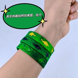 Pulsera de silicona con diseño de dinosaurio, paquete de 6, color verde con patrones coloridos de dinosaurios para decoración infantil, pulseras no tóxicas - Product Image 2