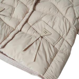 Fornitore Verificato: Piumino Triangolare con Tasche, Cappotto con Collo Alto per Donne di Mezza <span class=keywords><strong>Età</strong></span>, Personalizzazione con Etichetta Privata - Product Image 3