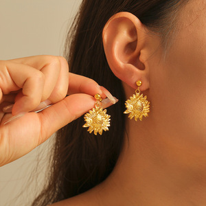 Pendientes de Acero Inoxidable con Baño de Oro PVD de 18K, Resistentes al Agua, con un Toque de Lujo Ligero, Diseño de Girasol Dorado Exagerado - Product Image 2