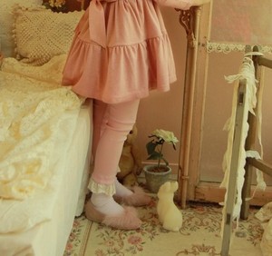 Vêtements pour enfants en gros en ligne : Joli pantalon à volants en dentelle pour filles, fabriqué en Chine - Product Image 1