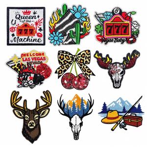 Patch thermocollant brodé en 3D, thème Las Vegas, avec motifs dés, cartes à jouer, tête de cerf et pêche, pour la décoration de vêtements - Product Image 1