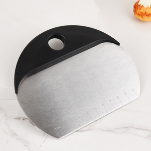 Cortador de masa multiusos de acero inoxidable con escala de medición Cortador de repostería Raspador de masa para hornear - Product Image 5