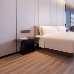 Juego de Muebles de Dormitorio Económico para Hotel, Apartamento o Alquiler en Airbnb, Base de Cama de Madera con Mesitas de Noche y Mesa Auxiliar - Product Image 6