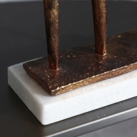 Statue d'amoureux entrelacés abstraite, sculpture humaine, figurine à effet métallique avec base en marbre pour décoration de table moderne et luxueuse