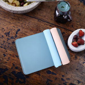 แผ่นรองซิลิโคนปูโต๊ะดีไซน์น่ารักทนทานสำหรับอาหารเด็กทารกและโต๊ะ - Product Image 1