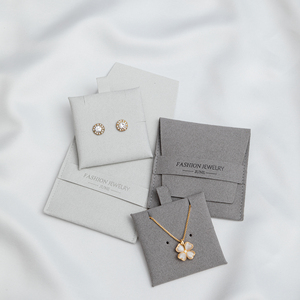 Paquet <span class=keywords><strong>de</strong></span> bijoux personnalisé en microfibre grise <span class=keywords><strong>de</strong></span> vente chaude <span class=keywords><strong>pour</strong></span> boucle d'oreille, bracelet, collier, pendentif, boîte à bijoux et tampon d'insertion avec bûche - Product Image 6