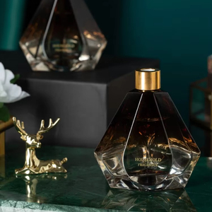 Diffuseur de parfum artisanal sans alcool 100 ml, élégant, en verre noir, avec bouteille en cristal gris, parfum longue durée - Product Image 2
