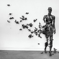 Statue contemporaine en bronze coulé de l'homme qui marche, grande sculpture creuse pour galerie, musée, décoration intérieure