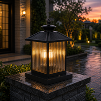 Lampe de poteau extérieure moderne avec verre trempé cannelé et toit pyramidal texturé
