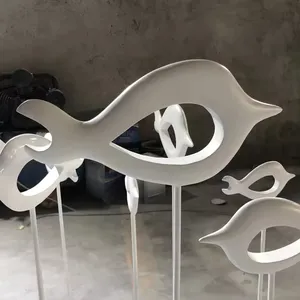 웨딩 장식을 보여주는 독특한 추상 조각 흰 물고기 모양 현대 북유럽 우아한 흰색 가정 장식