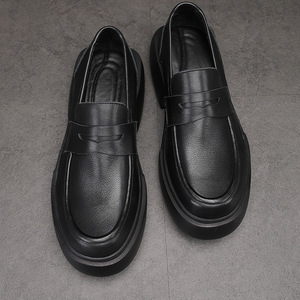 Chaussures élégantes pour hommes en cuir à boucle, style mocassin, pour occasions formelles ou décontractées - Product Image 2