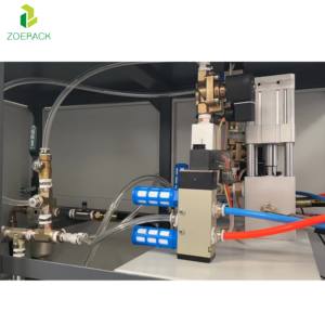 Machine de moulage par soufflage semi-automatique à 2 cavités de 5 litres pour bouteilles en plastique PET extrudé pour bouteilles - Product Image 5