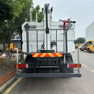 Camion de pulvérisation de capacité Euro 3 4x2 bras de nettoyage de panneau solaire multifonctionnel camion d'arrosage multifonctionnel - Product Image 4